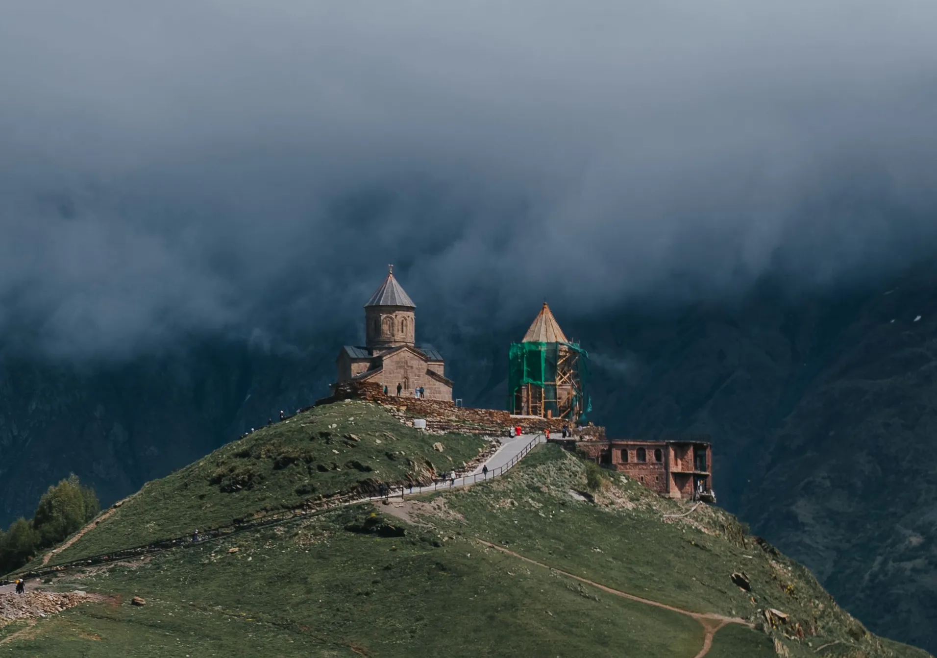 Kazbegi Day Trip or Overnight: When Is a Second Day Actually Worth It?